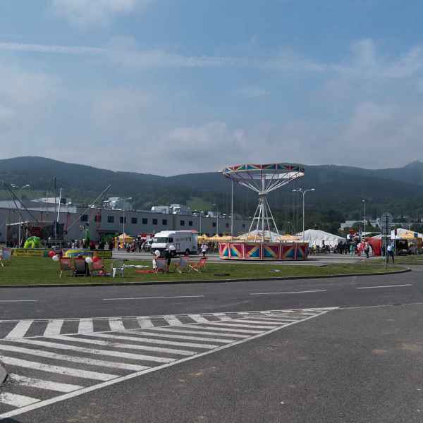 Pouťové atrakce v Densu