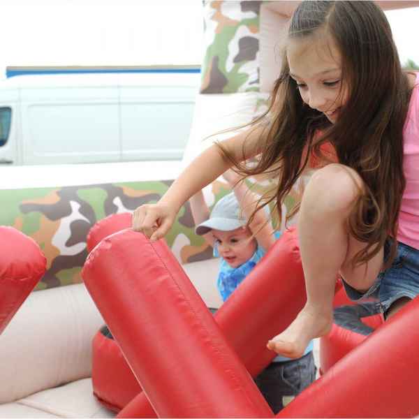 Děti na nafukovacích atrakcích