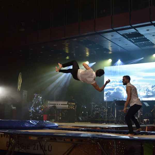 Skoky na trampolínách