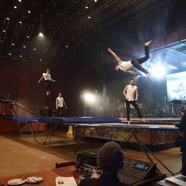 Skoky na trampolínách