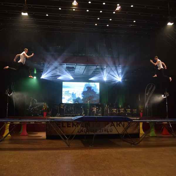 Show na trampolínách
