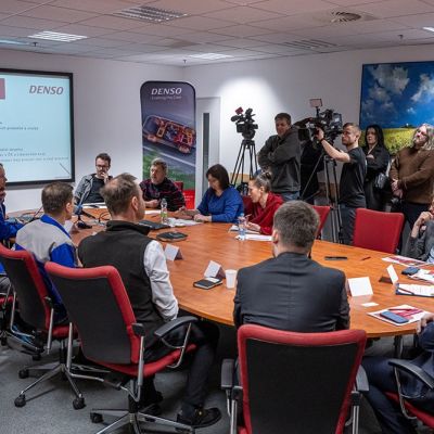 tiskova konference s novinari