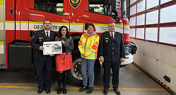 Předání dárkového šeku libereckým hasičům